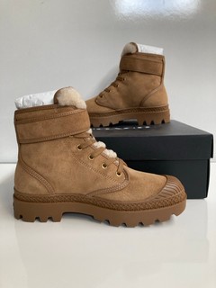 COACH TROOPER SUEDE BOOTS IN COCONUT/NATURAL IN SIZE (US 8.5B/UK6.5B)