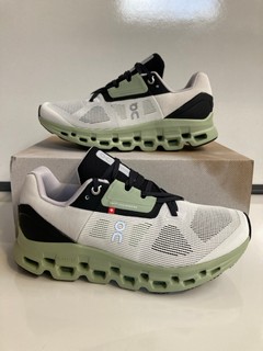 CLOUDSTRATUS TRAINERS IN BLACK/WHITE/GREEN IN SIZE (US8/UK6)