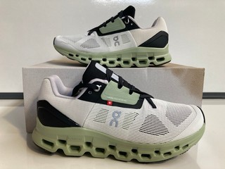 CLOUDSTRATUS TRAINERS IN BLACK/WHITE/GREEN IN SIZE (US8.5/UK6.5)