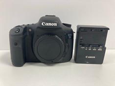 CANON EOS 7D REFLEX CAMERA (ORIGINAL RRP - €569,90) IN BLACK. (WITH CAMERA BODY COVER. WITH INCOMPLETE BATTERY CHARGE) [JPTZ5572]