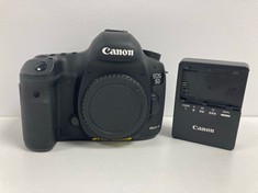 CANON EOS 5D MARK III REFLEX CAMERA (ORIGINAL RRP - €799,99) IN BLACK. (WITH CAMERA BODY COVER. WITH BATTERY CHARGER (DOES NOT CONTAIN PLUG), USB INPUT DOES NOT WORK) [JPTZ5571]