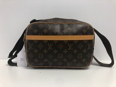 LOUIS VUITTON, REPORTER BROWN MONOGRAM CANAVS SHOULDER BAG WITH BROWN CANVAS. ITEM TO INCLUDE  WITH AN ESTIMATED SIZE OF 26*18*12CM (ITEM INCLUDES A CERTIFICATE OF AUTHENTICITY) AAM9797