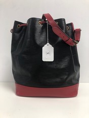 LOUIS VUITTON, NOE BICOLOR BLACK/RED EPI SHOULDER BAG WITH RED LEATHER. ITEM TO INCLUDE  WITH AN ESTIMATED SIZE OF 27*34*16CM (ITEM INCLUDES A CERTIFICATE OF AUTHENTICITY) AAX4251