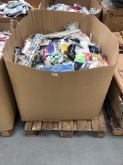 PALLET OF ASSORTED ITEMS INCLUDING LIGHT RING.