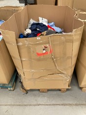 PALLET WITH A VARIETY OF CLOTHES IN DIFFERENT SIZES AND MODELS FOR WOMEN AND MEN.