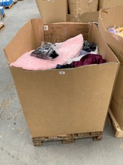 PALLET OF ASSORTED ITEMS INCLUDING ANIMAL BRUSH. OVERSIZE SHORT SLEEVE T-SHIRT WITH ROUND NECK AND PATTERN.