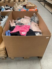 PALLET OF VARIOUS MODELS AND SIZES INCLUDING MEN'S AND WOMEN'S CLOTHING.