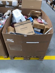 PALLET OF ASSORTED ITEMS INCLUDING GAMES .