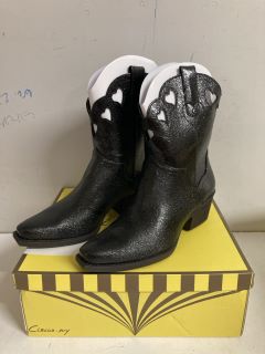 WOMENS BOOTS UK SIZE 6 RRP £130
