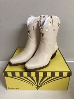 WOMENS BOOTS UK SIZE 4 RRP £130