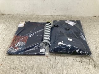 2 X MOUNTAIN WAREHOUSE MENS T-SHIRT AND FLEECE IN NAVY UK SIZE XS AND S TO INCLUDE MINI UMBRELLA IN BLACK/WHITE: LOCATION - E15
