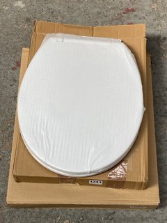 RAM PP O SHAPE TOILET SEAT IN WHITE TO INCLUDE ROCA TOILET SEAT IN WHITE: LOCATION - E9