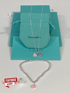 TIFFANY & CO RETURN TO TIFFANY SILVER JEWELLERY SET TO INCLUDE DOUBLE PINK HEART TAG NECKLACE, PINK HEART TAG BEAD BRACELET, PINK HEART TAG STUD EARRINGS - COMBINED RRP: £1000: LOCATION - FRONT BOOTH