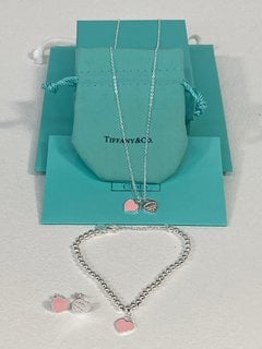 TIFFANY & CO RETURN TO TIFFANY SILVER JEWELLERY SET TO INCLUDE DOUBLE BLUE HEART TAG NECKLACE, BLUE HEART TAG BEAD BRACELET, BLUE HEART TAG STUD EARRINGS - COMBINED RRP: £1000: LOCATION - FRONT BOOTH