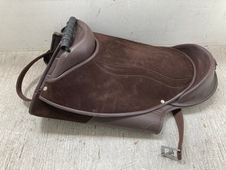 BROWN LEATHER HORSE SADDLE WITH STIRRUPS: LOCATION - J19