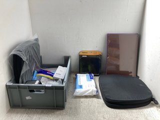 QTY OF ASSORTED GENERAL ITEMS TO INCLUDE KAHL ELECTRIC SHAVER AND PAX L920PRO CHARGING BASE: LOCATION - J18