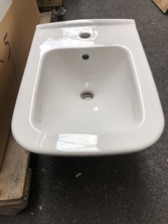 (COLLECTION ONLY) PALLET OF WALL HUNG 1TH CERAMIC BIDET - RRP £2000: LOCATION - A7