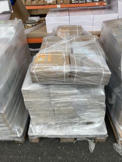 PALLET OF ASSORTED CERAMIC TILES TO INCLUDE 250 X 500MM TILES IN WHITE & GREY MATT: LOCATION - B1 (KERBSIDE PALLET DELIVERY)