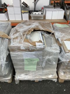 PALLET OF ASSORTED CERAMIC TILES TO INCLUDE 250 X 500MM TILES IN WHITE & GREY: LOCATION - B2 (KERBSIDE PALLET DELIVERY)