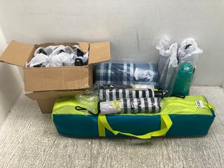 QTY OF ASSORTED CAMPING GEAR TO INCLUDE MOUNTAIN WAREHOUSE FLEECE PICNIC MAT PATTERNED IN BLUE: LOCATION - C15