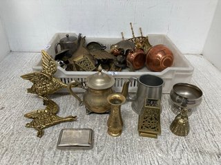 QTY OF ASSORTED VINTAGE ITEMS TO INCLUDE ANTIQUE SILVER PLATED TEA POT: LOCATION - WA8