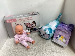 4 X ASSORTED BABY ITEMS TO INCLUDE SILVER CROSS DOLLS TWIN WAVE STROLLER AND APHMAU MYSTERY MEEMEOWS CLASSIC PLUSH: LOCATION - WA1