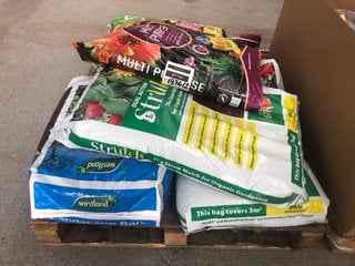 QTY OF ASSORTED GARDEN ITEMS TO INCLUDE GROWMOOR MULTI-PURPOSE COMPOST & WESTLAND LANDSCAPE BARK: LOCATION - B1 (KERBSIDE PALLET DELIVERY)