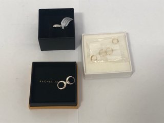 3 X ASSORTED JEWELLERY ITEMS TO INCLUDE 9CT WHITE GOLD PERSONALISED RING: LOCATION - B19