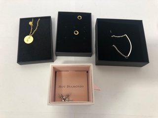 4 X ASSORTED JEWELLERY ITEMS TO INCLUDE PERSONALISED SILVER TONE BRACELET: LOCATION - B19