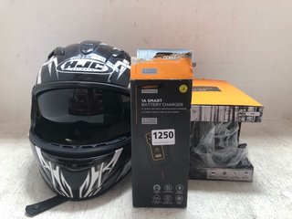 3 X ASSORTED ITEMS TO INCLUDE HJC PRINTED MOTORCYCLE HELMET IN BLACK - UK SIZE LARGE: LOCATION - A18