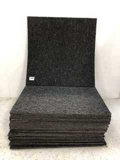 QTY OF SMALL SQUARE CUT OUT CARPET TILES IN GREY: LOCATION - D3