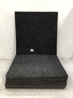 QTY OF SMALL SQUARE CUT OUT CARPET TILES IN GREY: LOCATION - D3