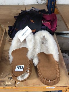 QTY OF ASSORTED WOMENS CLOTHING TO INCLUDE EMU AUSTRALIA FLEECE LINED SUEDE SLIPPERS IN BROWN SIZE: 7/8: LOCATION - A3