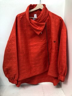 QTY OF ASSORTED WOMENS CLOTHING TO INCLUDE WYNNE COLLECTION PATTERNED THREAD ZIP UP JACKET IN ORANGE SIZE: 2XL: LOCATION - A2