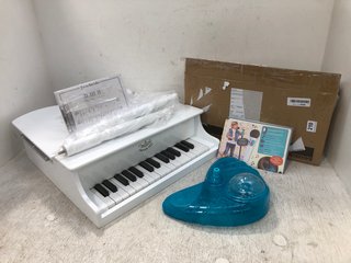 KIDS SIZED MINI GRAND PIANO IN WHITE TO INCLUDE B TOYS MIC IT SHINE KIDS MICROPHONE & STAND PLAY SET: LOCATION - D6