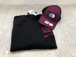 NIKE MENS CHICAGO BULLS BASKETBALL JUMPER IN BLACK - UK SIZE 2X-LARGE TO INCLUDE THE NORTH FACE FINE ALPINE EQUIPMENT CAP HAT IN BURGUNDY: LOCATION - D7