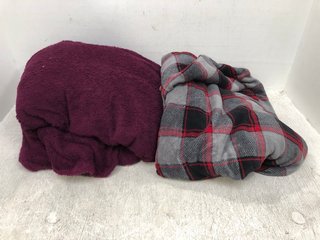 2 X HOUSEHOLD DECORATIVE THROWS TO INCLUDE CHECKARD GREY & RED THROW: LOCATION - C20