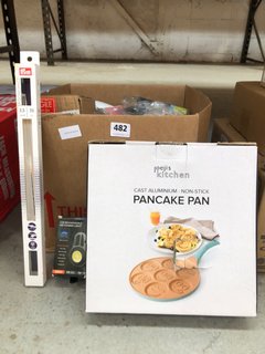 QTY OF ASSORTED HOUSEHOLD ITEMS TO INCLUDE JOEJIS KITCHEN PANCAKE PAN: LOCATION - C15