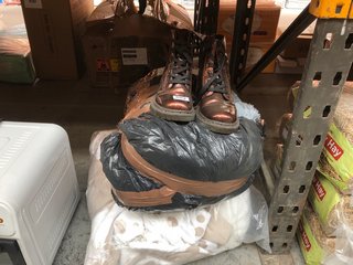 3 X ASSORTED ITEMS TO INCLUDE RIEKER SHINE LACE UP BOOTS IN BRONZE UK SIZE 6: LOCATION - D15