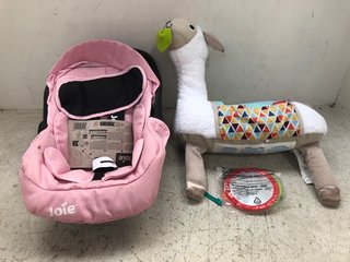 2 X ASSORTED ITEMS TO INCLUDE JOIE BABY CARRIER IN PINK: LOCATION - D14