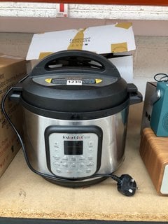 2 X ASSORTED KITCHEN APPLIANCES TO INCLUDE INSTANT POT DUO CRISP + AIR FRYER - RRP £200: LOCATION - AR8