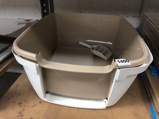 HOODED CAT LITTER BOX IN WHITE AND CREAM: LOCATION - AR19