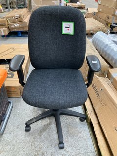 GREY/BLACK OFFICE CHAIR WITH PUMP LUMBAR SUPPORT: LOCATION - A4