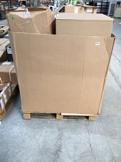 PALLET OF ASSORTED PACKAGING PRODUCTS TO INCLUDE CLEAR PLASTIC BOTTLES AND FOOD CONTAINERS: LOCATION - A3 (KERBSIDE PALLET DELIVERY)