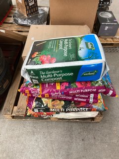 QTY OF ASSORTED GARDEN ITEMS TO INCLUDE WESTLAND THE GARDENERS MULTI PURPOSE 80L COMPOST: LOCATION - A2