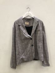 20 X ASSORTED WOMEN’S CLOTHING XL TO INCLUDE CHEQUERED JACKET RRP:£1100. (DELIVERY ONLY)