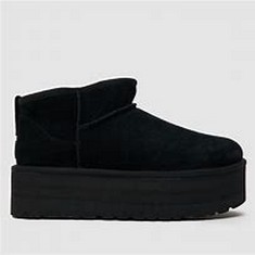 UGG BOOTS SIZE 4 BLACK. (DELIVERY ONLY)