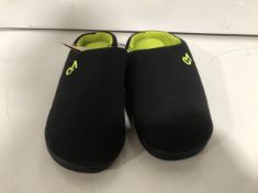 15 X VERY COZY SLIPPERS SIZE 8-9. (DELIVERY ONLY)
