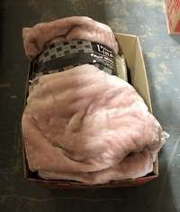 BOX OF ASSORTED CURTAINS / BEDDING TO INCLUDE PINK TEDDY FLEECE THROW (DELIVERY ONLY)
