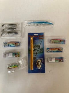 A QTY OF FISHING TACKLE TO INCLUDE A FISHING ROD PEN